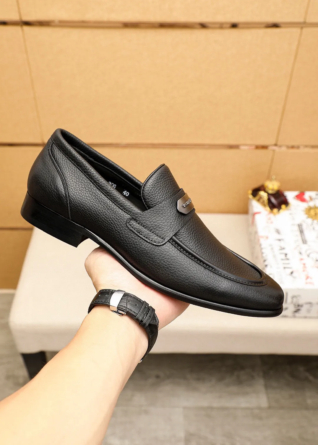 Men's clothing and shoes 💰460 💐DG top quality🔍🔍Men's new leather shoes🚹Sold simultaneously at counters⚠The uppers are imported open-edge beaded cowhide leather uppers from Italy, fully imported cowhide leather lining + classic hardware buckles, completely 1⃣️to 1⃣️reproduction🇮🇹💪💪, ⚠ Sole: The original sole is specially provided by the original factory. The exclusive movable molded sole is super comfortable. ⚠The original factory follows the order, 🔍🔍high quality, you can enter and exit the counter at will, welcome to compare⚠Size: 38-44 (45.46🉑️Customized)